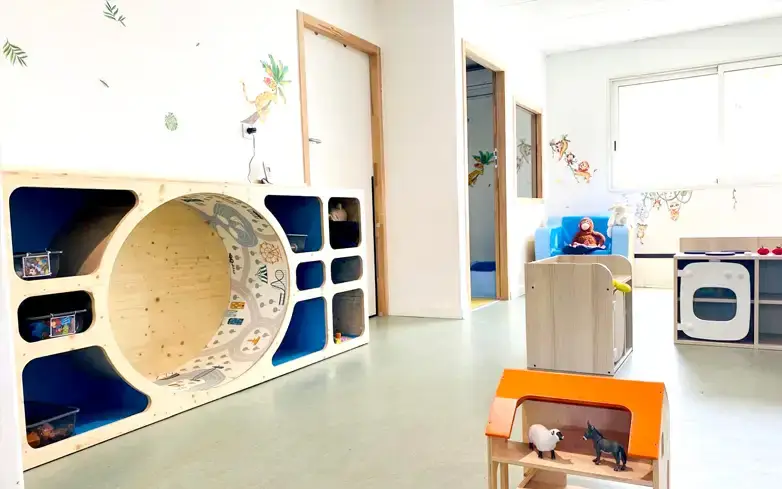 Espace de jeux avec tunnel à la micro-crèche Luna Banana