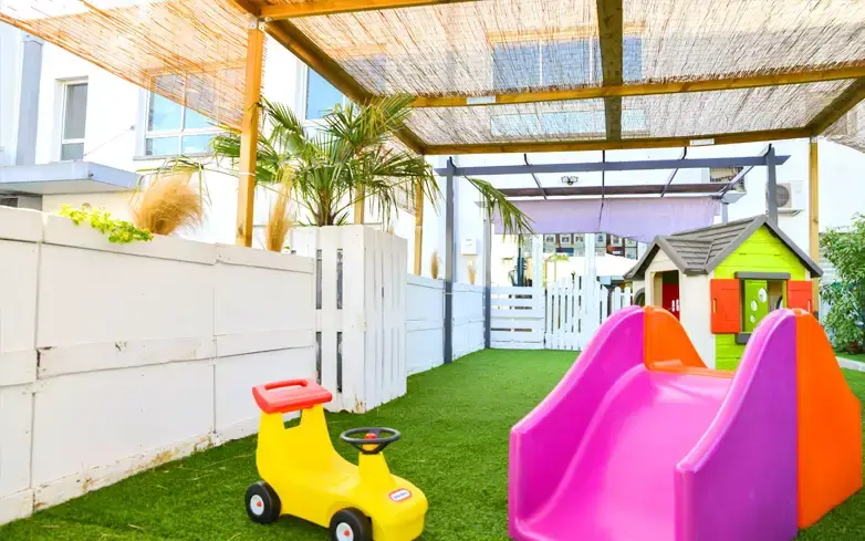 Second espace extérieur ombragé de la micro-crèche Luna Banana à Marseille