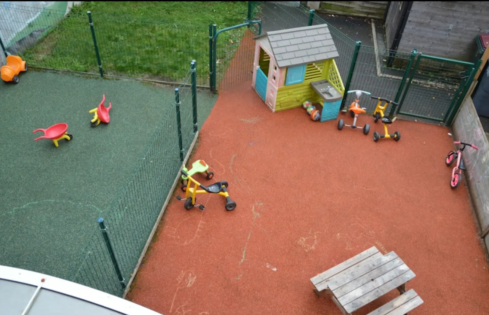 Espace extérieur de jeux de la micro-crèche Baby Montessori à Brest, quartier Quatre Moulins