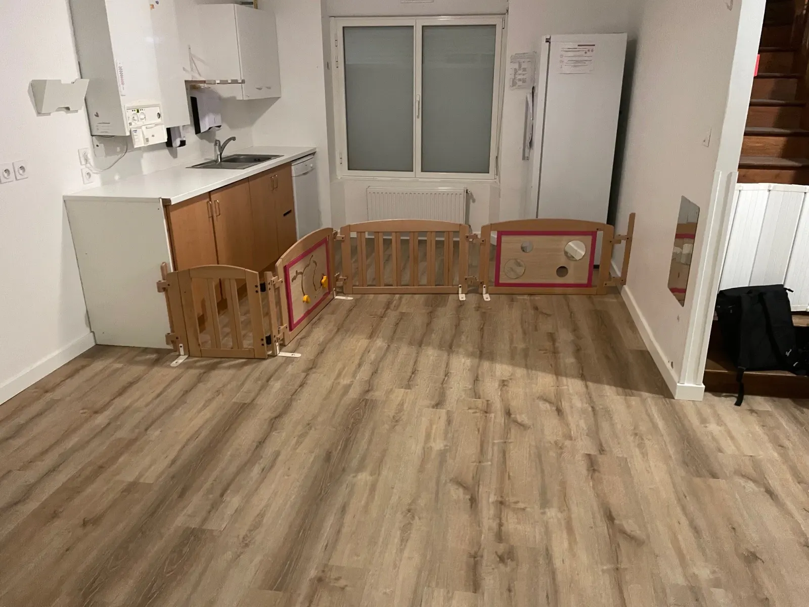 Coin cuisine et espace de change de la micro-crèche Baby Montessori à Brest