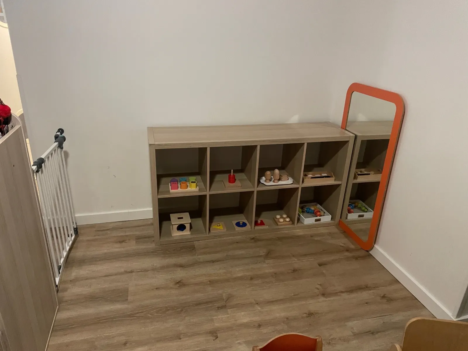 Étagères de matériel Montessori de la micro-crèche Baby Montessori à Brest