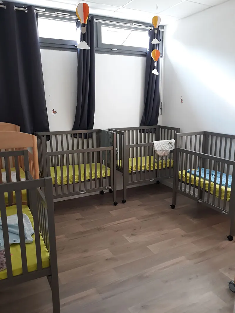 Dortoir des bébés à la micro-crèche Mathilou, Rennes