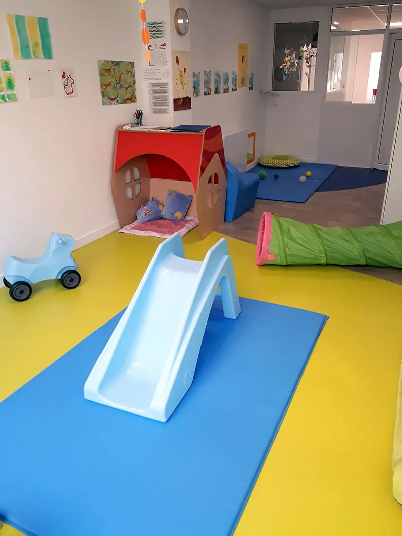 Salle de vie et espace calme de la micro-crèche Mathilou à Rennes