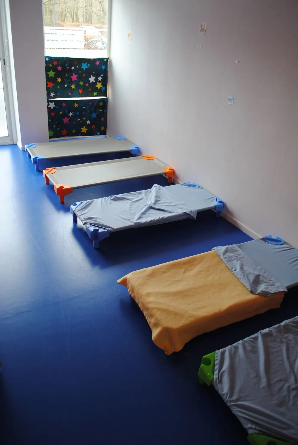 Dortoir des grands à la micro-crèche Mathilou, Rennes
