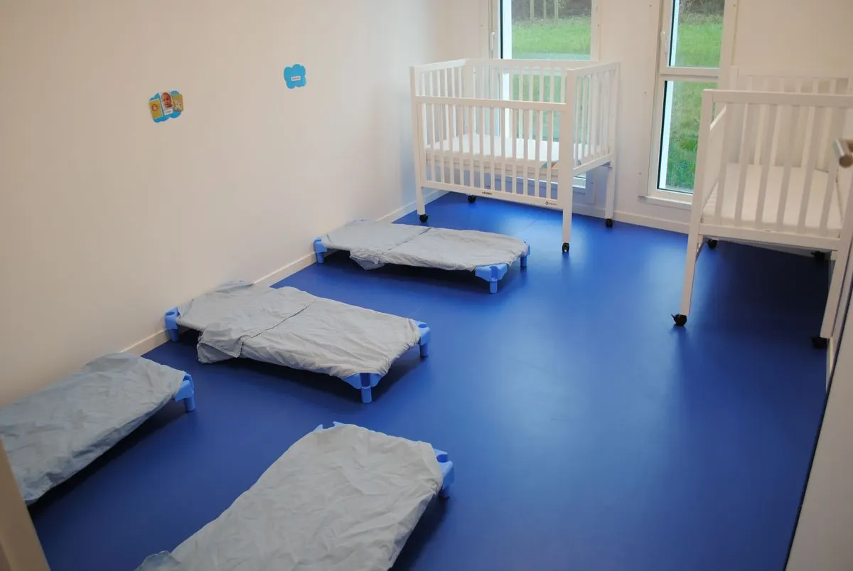 Dortoir des grands à la micro-crèche Mathilou Chartres