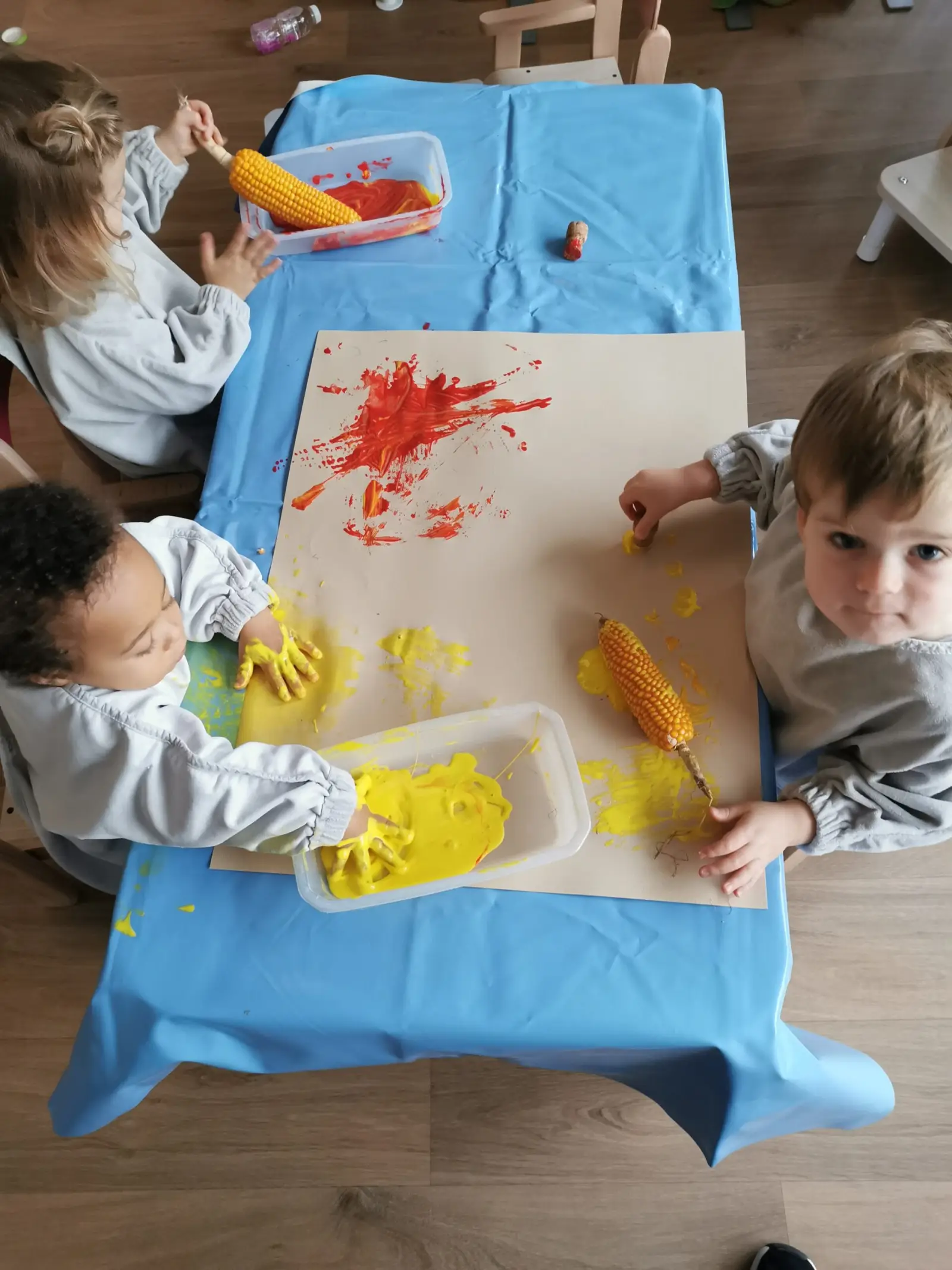 Atelier peinture avec des épis de maïs à la micro-crèche Tom & Josette Brest