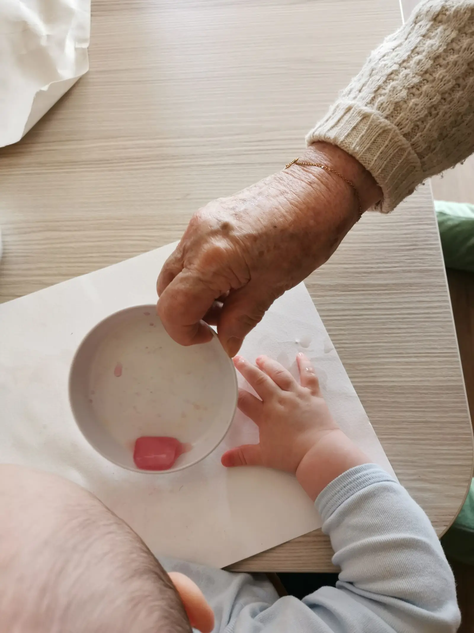 Moment partagé entre un bébé et une résidente de la résidence Espace & Vie à Brest
