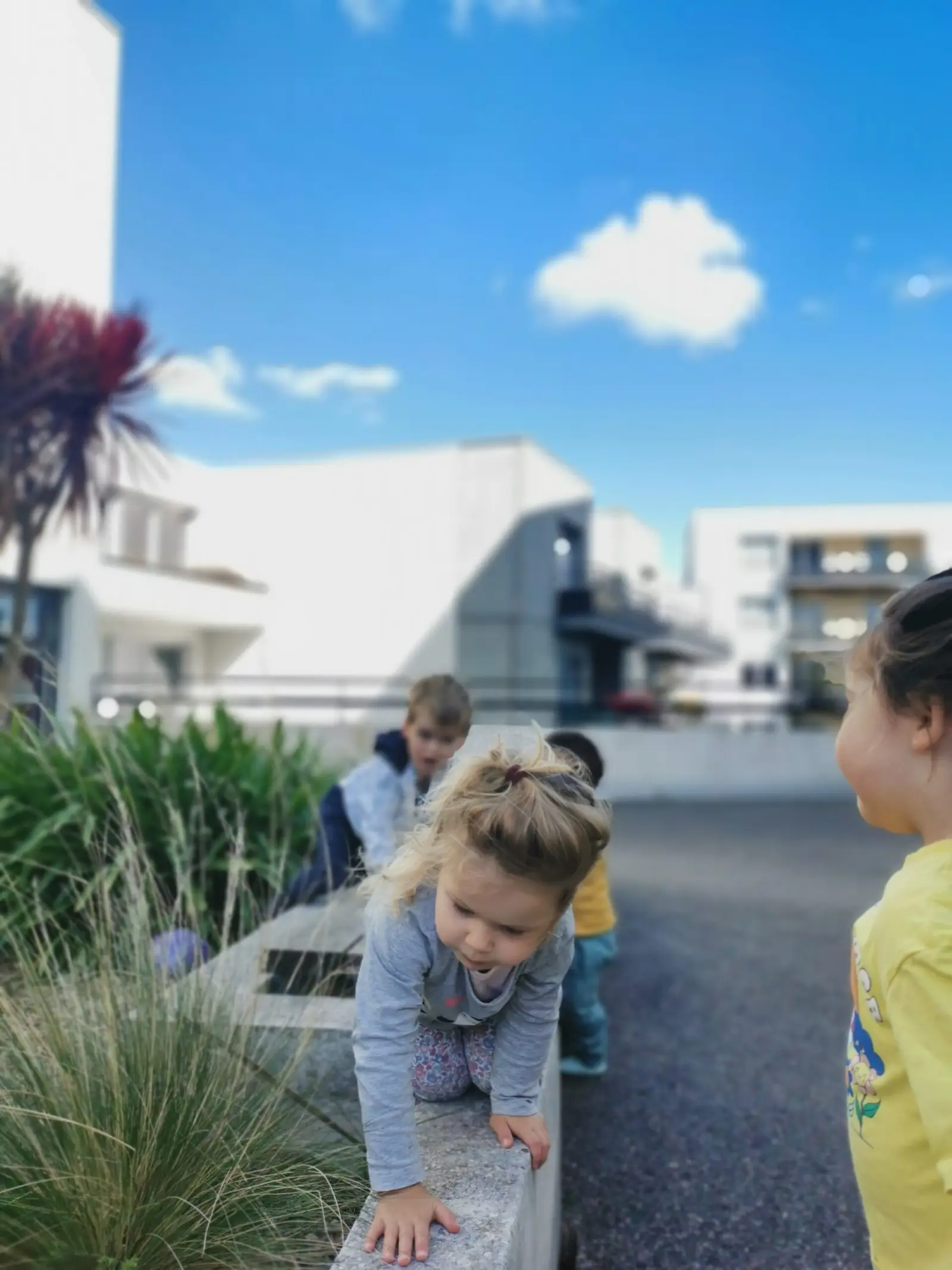 Sortie au jardin extérieur avec les enfants de la micro-crèche Tom & Josette Brest