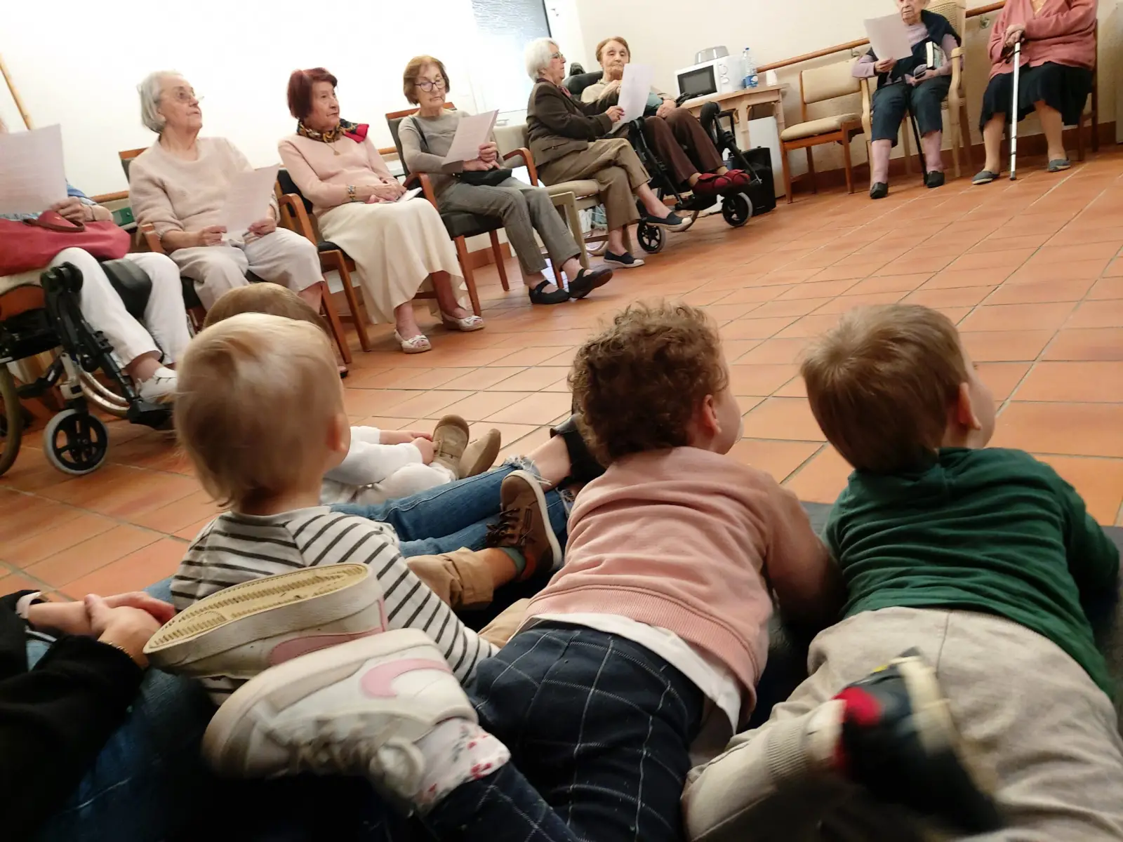 Moment de partage entre enfants et résidents de l'EHPAD la Rose des Vents à L'Houmeau