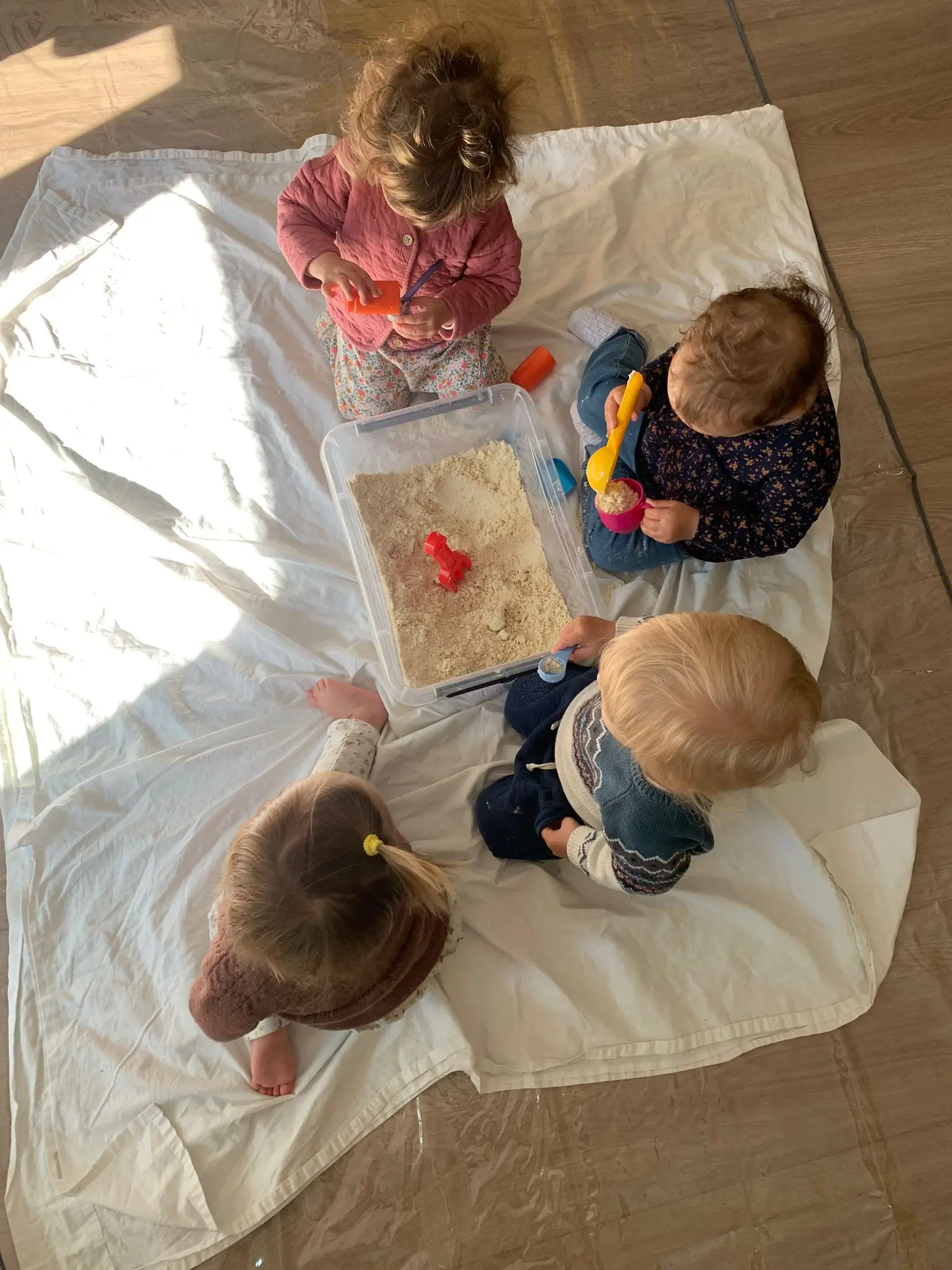 Enfants participant à un jeu sensoriel à la micro-crèche Tom & Josette de L'Houmeau