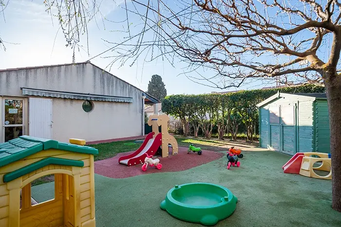 Jardin extérieur de la crèche Aquarelle à Puyricard, Aix-en-Provence