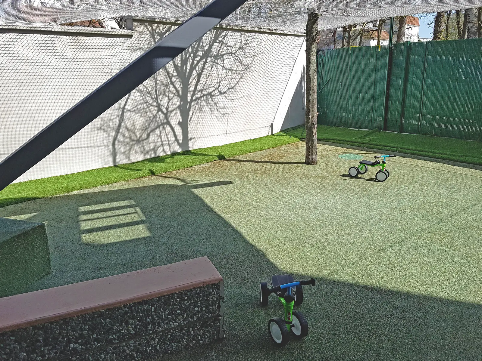 Espace extérieur de la micro-crèche Les MicroStars Bébé Rêve à Bezons