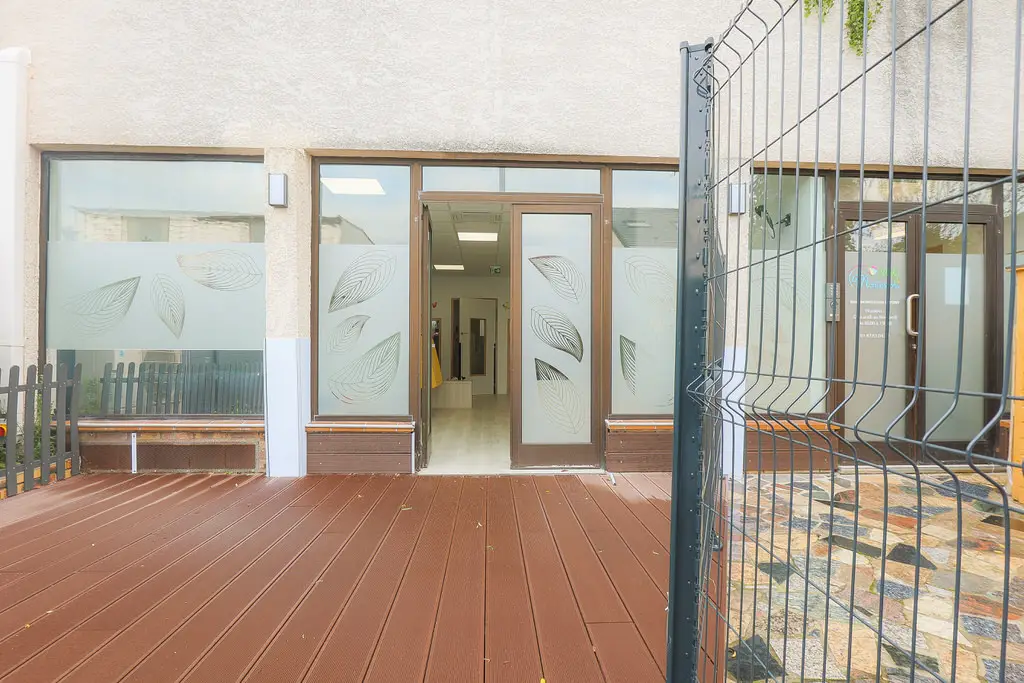 Façade et terrasse extérieure de la micro-crèche Baby Montessori à Antony
