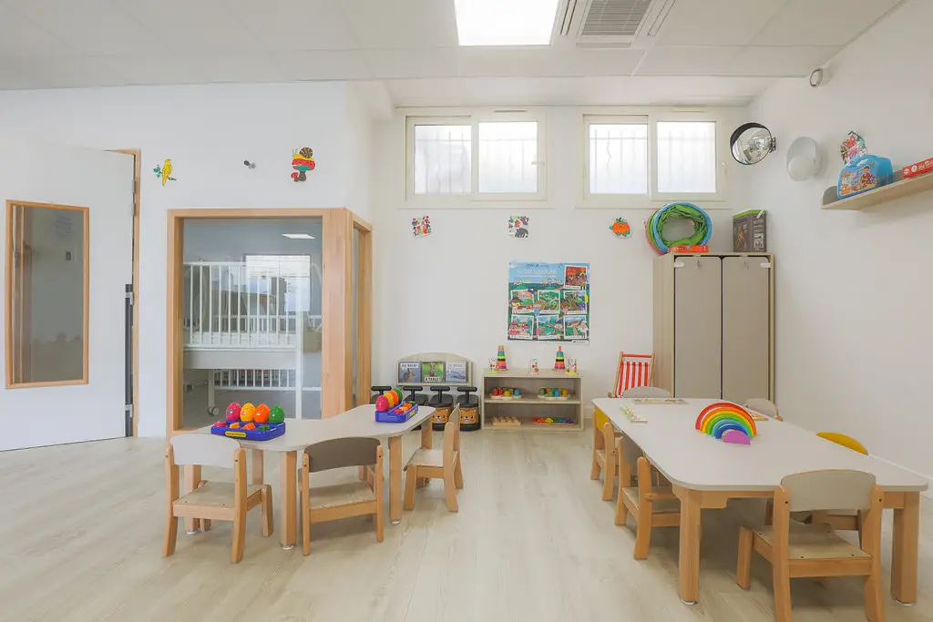 Salle d'activités et accès au dortoir de la micro-crèche Baby Montessori à Antony