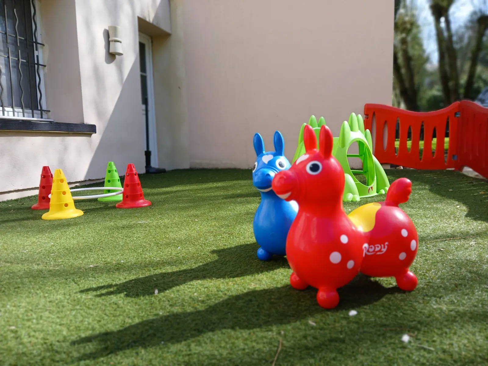 Espace extérieur de jeux de la micro-crèche Les MicroStars Pomme de Reinette et Cie à Septeuil