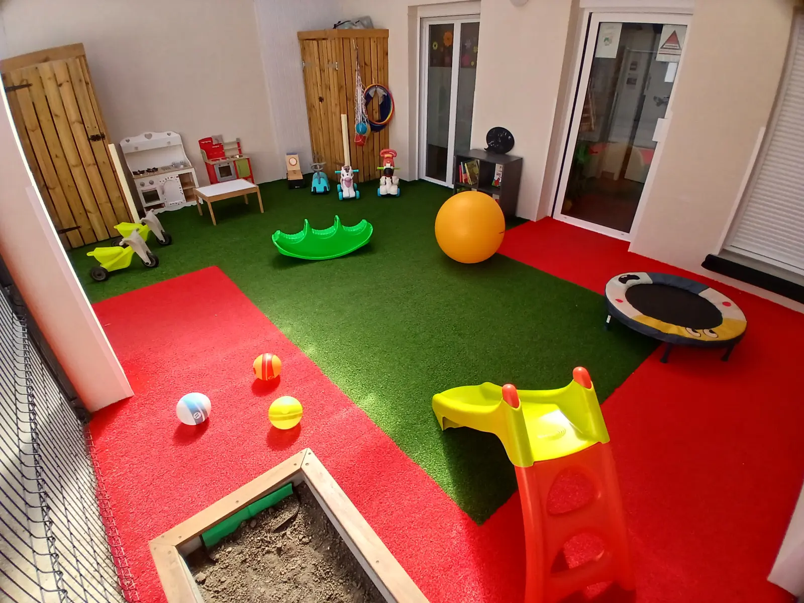 Espace extérieur de jeux de la micro-crèche Les MicroStars Pomme d'Api à Orgerus