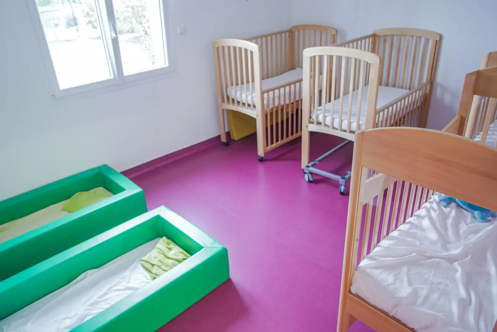 Dortoir de la micro-crèche Arc-en-Ciel à Surgères