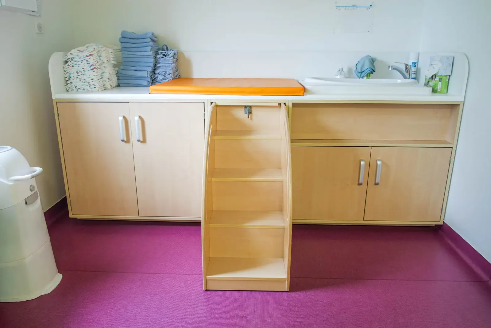 Espace change et sanitaires de la micro-crèche Arc-en-Ciel à Surgères