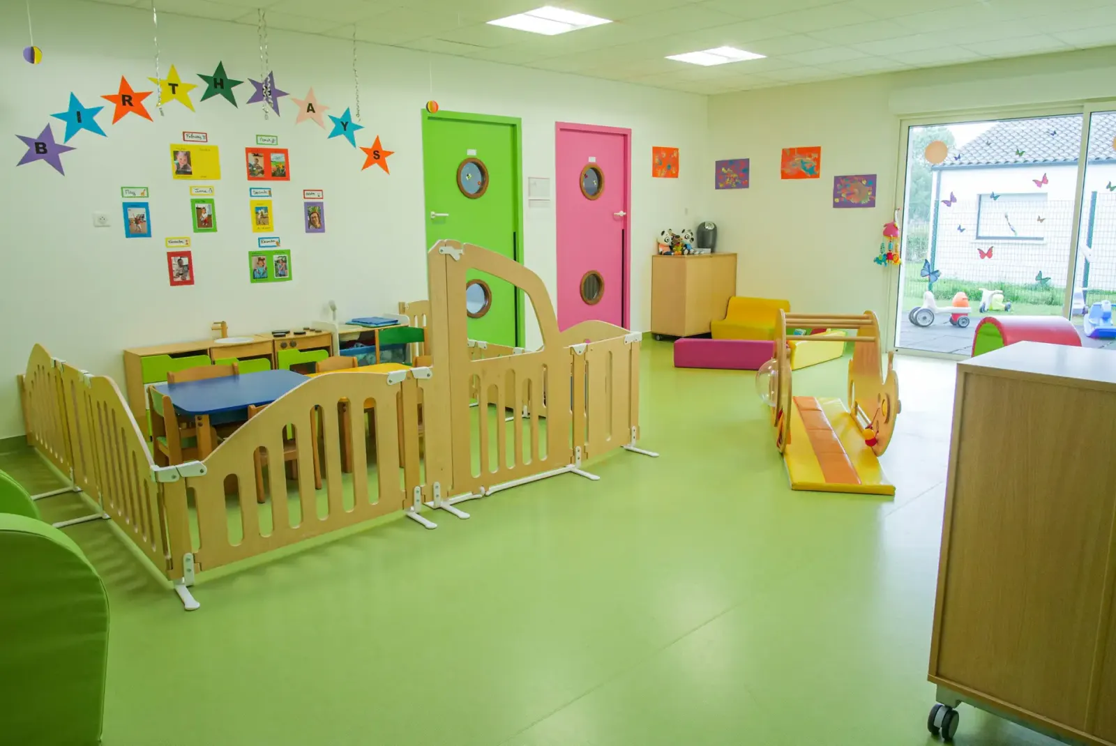 Salle de vie colorée de la micro-crèche Arc-en-Ciel à Surgères