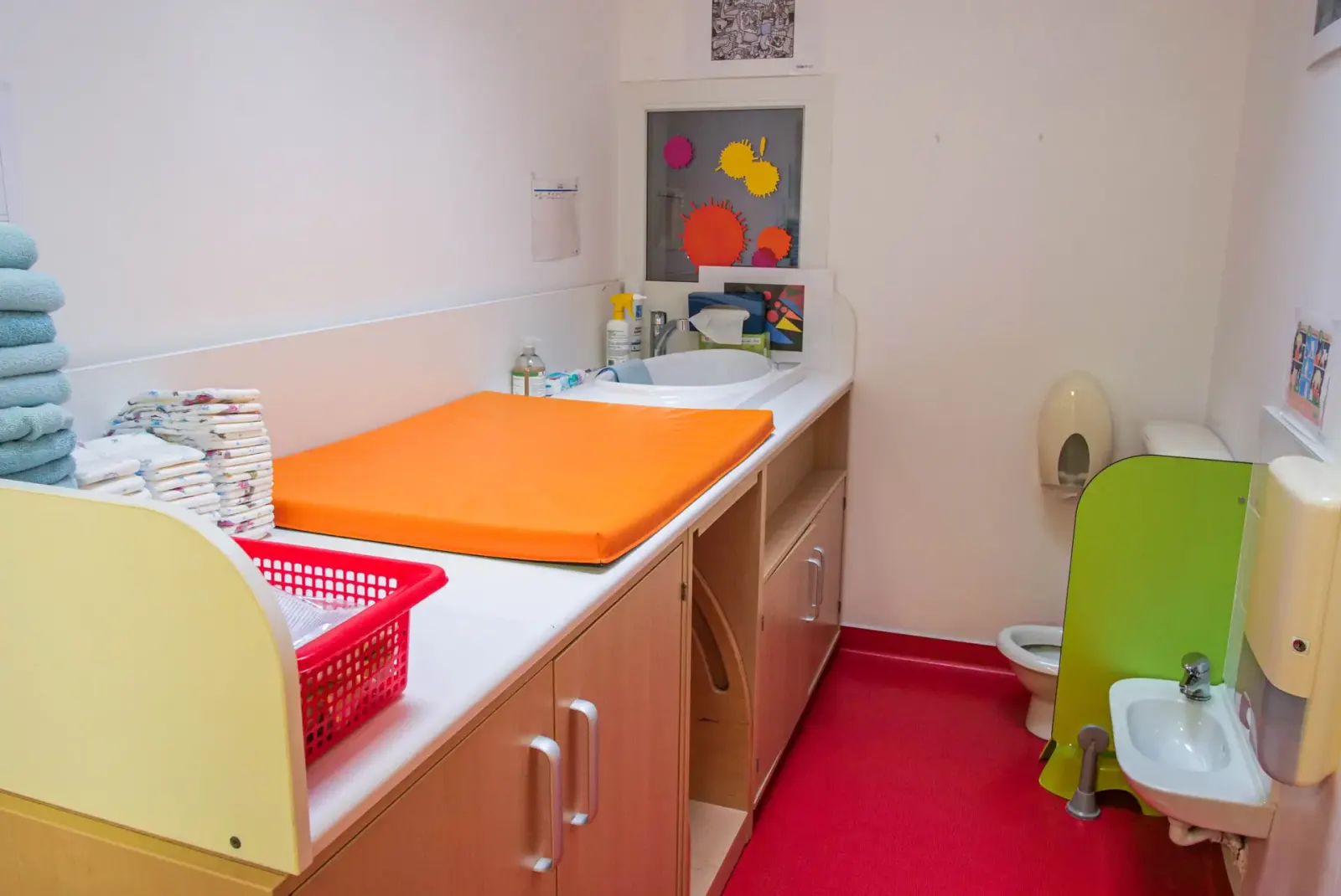 Espace change et sanitaires de la micro-crèche Lola et Compagnie à Surgères