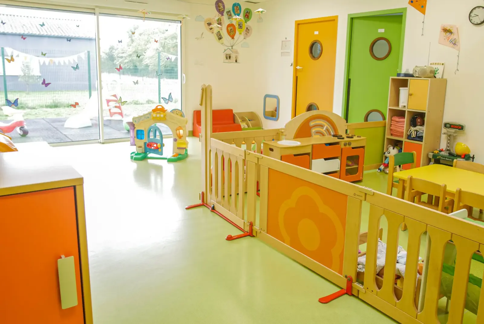 Salle de vie colorée de la micro-crèche Lola et Compagnie à Surgères