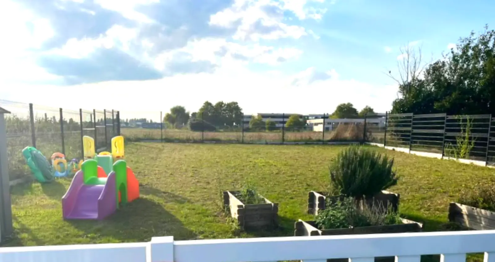Jardin extérieur avec potagers de la micro-crèche Cigales et Papillons à La Norville