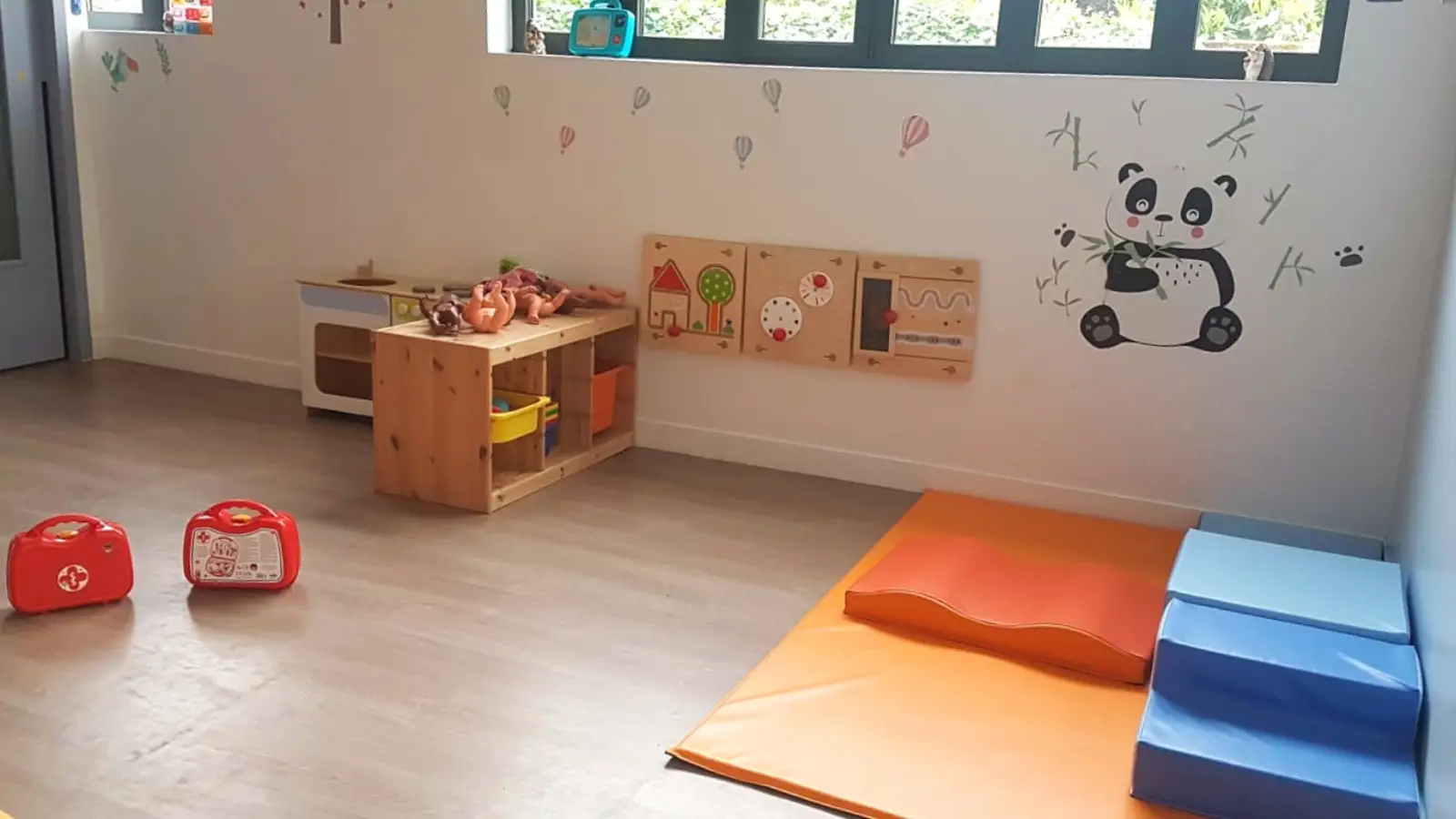 Coin cuisine et jeux d'imitation à la micro-crèche Les Fanfounets à Dourdan