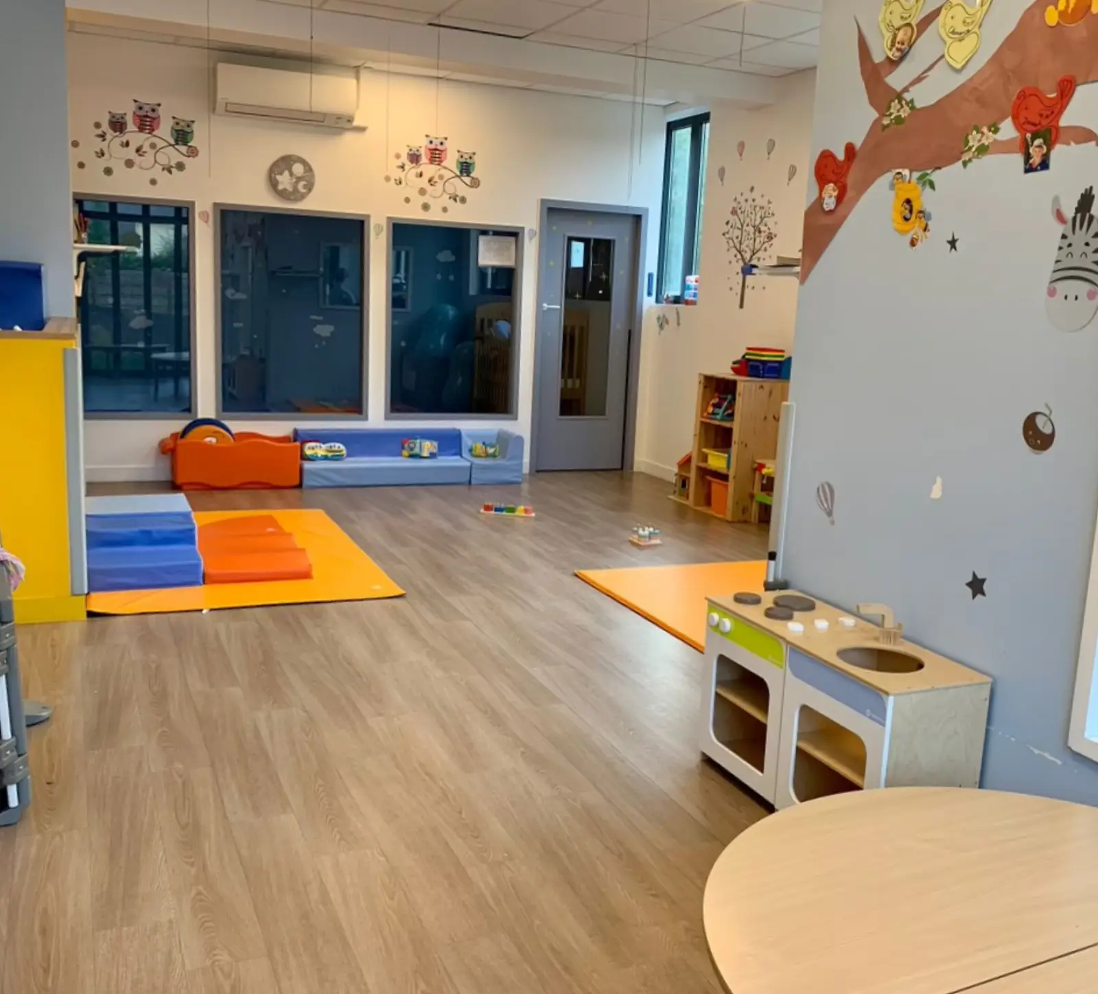 Salle de vie et espace de motricité de la micro-crèche Les Fanfounets à Dourdan