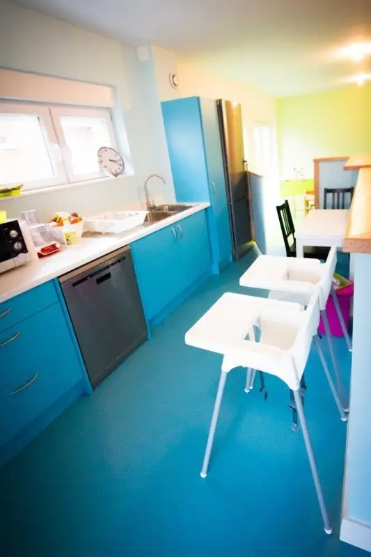 Cuisine et chaises hautes de la micro-crèche Les Chérubins d'Entzheim