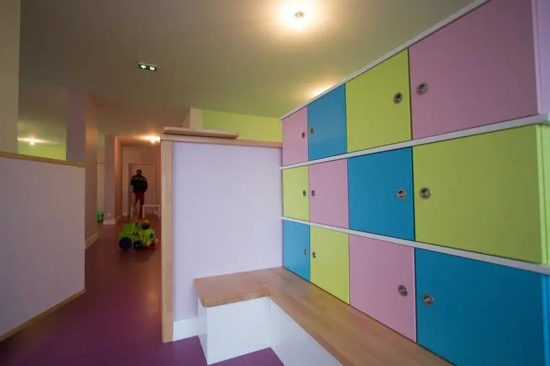 Espace vestiaire et casiers enfants de la micro-crèche Les Chérubins d'Entzheim