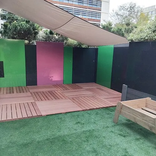 Jardin privatif et terrasse en bois de la micro-crèche Domitille à Boulogne-Billancourt