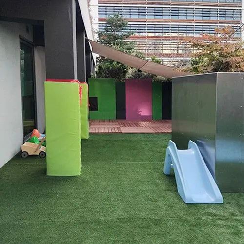 Espace extérieur avec toboggan de la micro-crèche Domitille à Boulogne-Billancourt