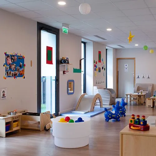 Salle de motricité et de jeux de la micro-crèche Domitille à Boulogne-Billancourt
