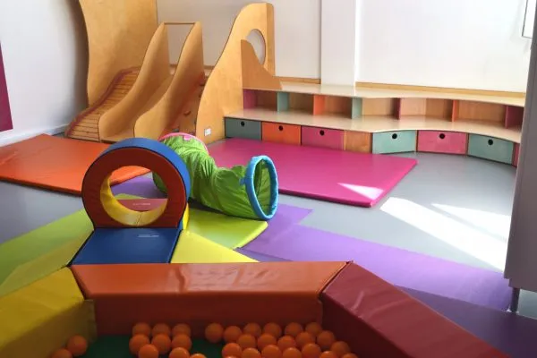 Espace de motricité avec toboggan et piscine à balles de la micro-crèche Kidibulle à Saint-Maur-des-Fossés