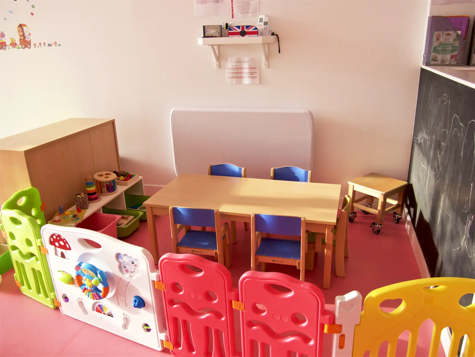 Coin lecture et ateliers d'anglais à la micro-crèche Les P'tits 24 à Saint-Germain-en-Laye