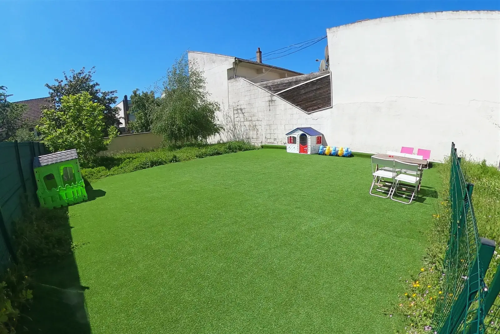 Jardin extérieur engazonné et sécurisé de la micro-crèche Micro-Stars d'Athis-Mons