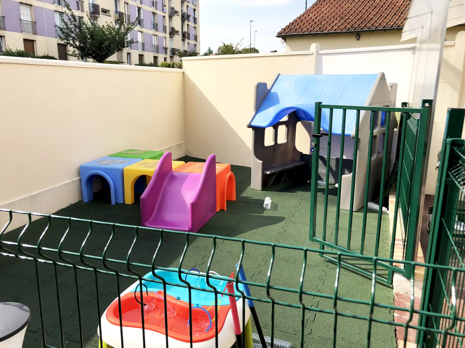 Jardin extérieur sécurisé de la micro-crèche Jolis Poupons à Soisy-sous-Montmorency