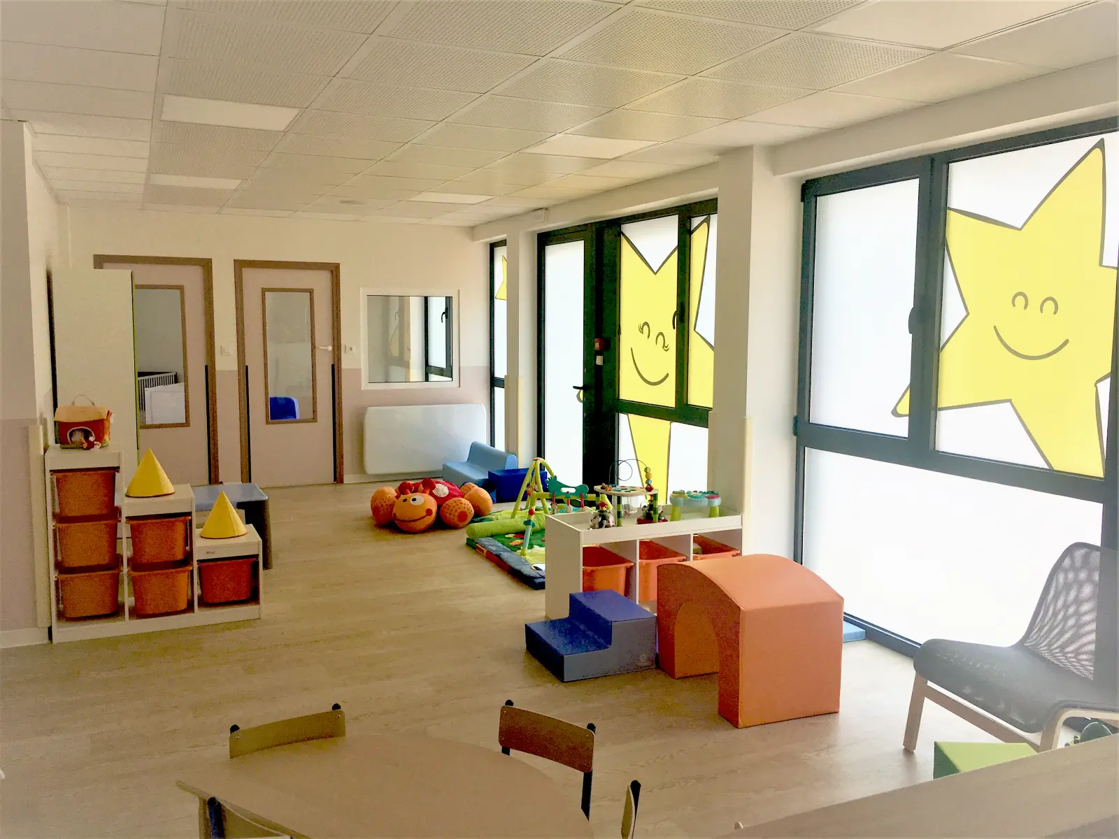 Salle de vie lumineuse de la micro-crèche Jolis Poupons à Soisy-sous-Montmorency