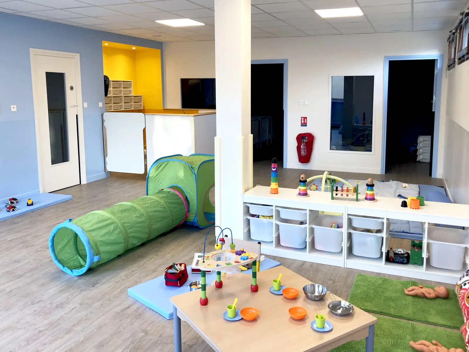 Salle de vie et coin motricité de la micro-crèche Bébé Trésors à Argenteuil