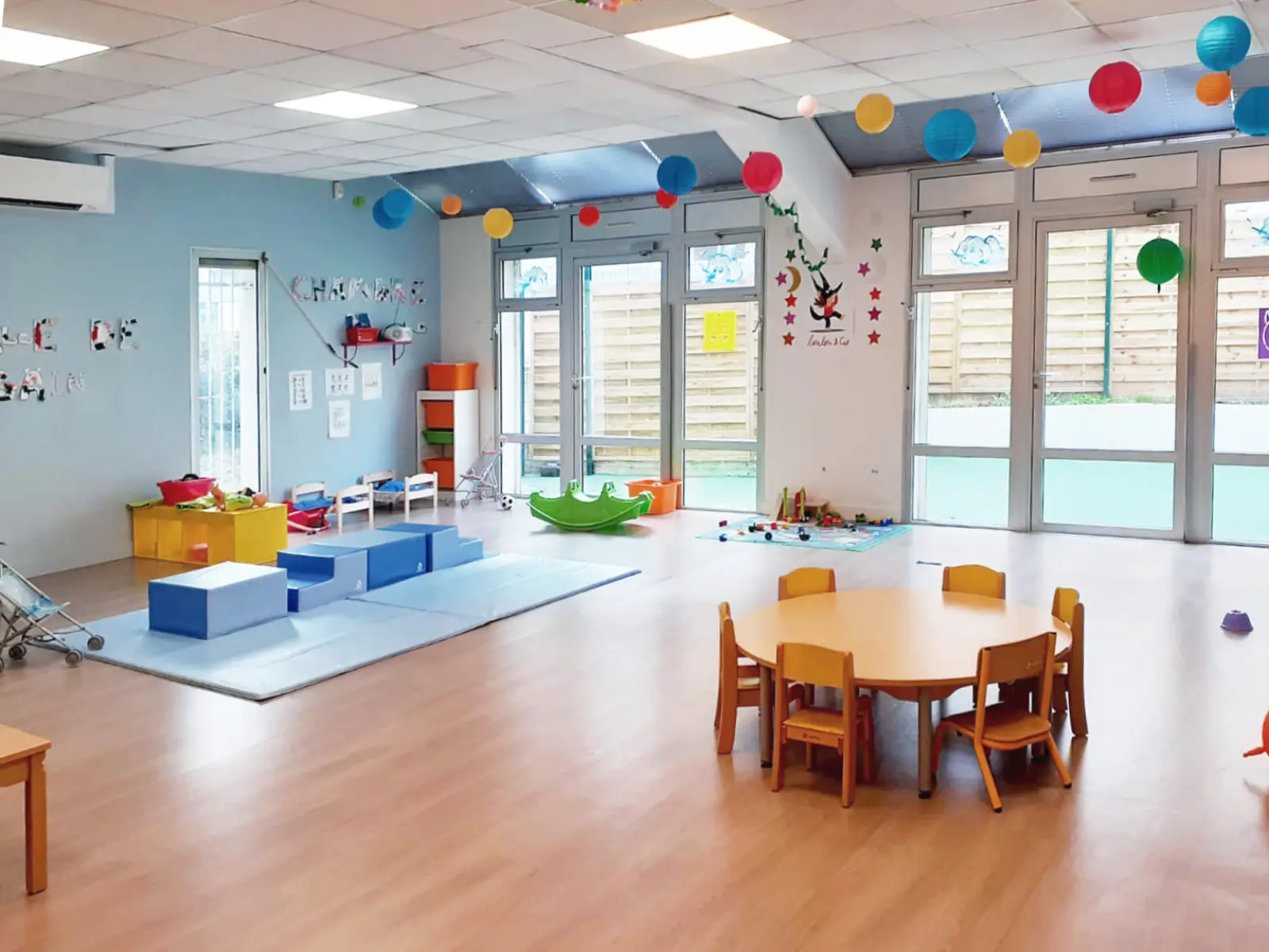 Espace de motricité lumineux de la micro-crèche Bébé Bulles à Argenteuil