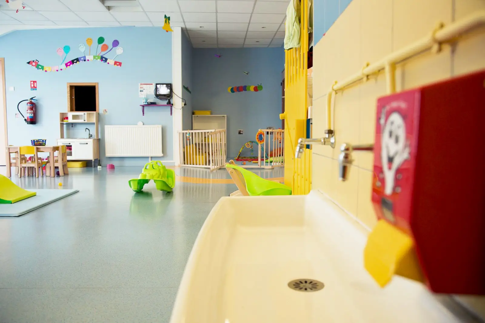 Salle d'éveil avec espace de sommeil à la micro-crèche Bébé Bulles à Argenteuil
