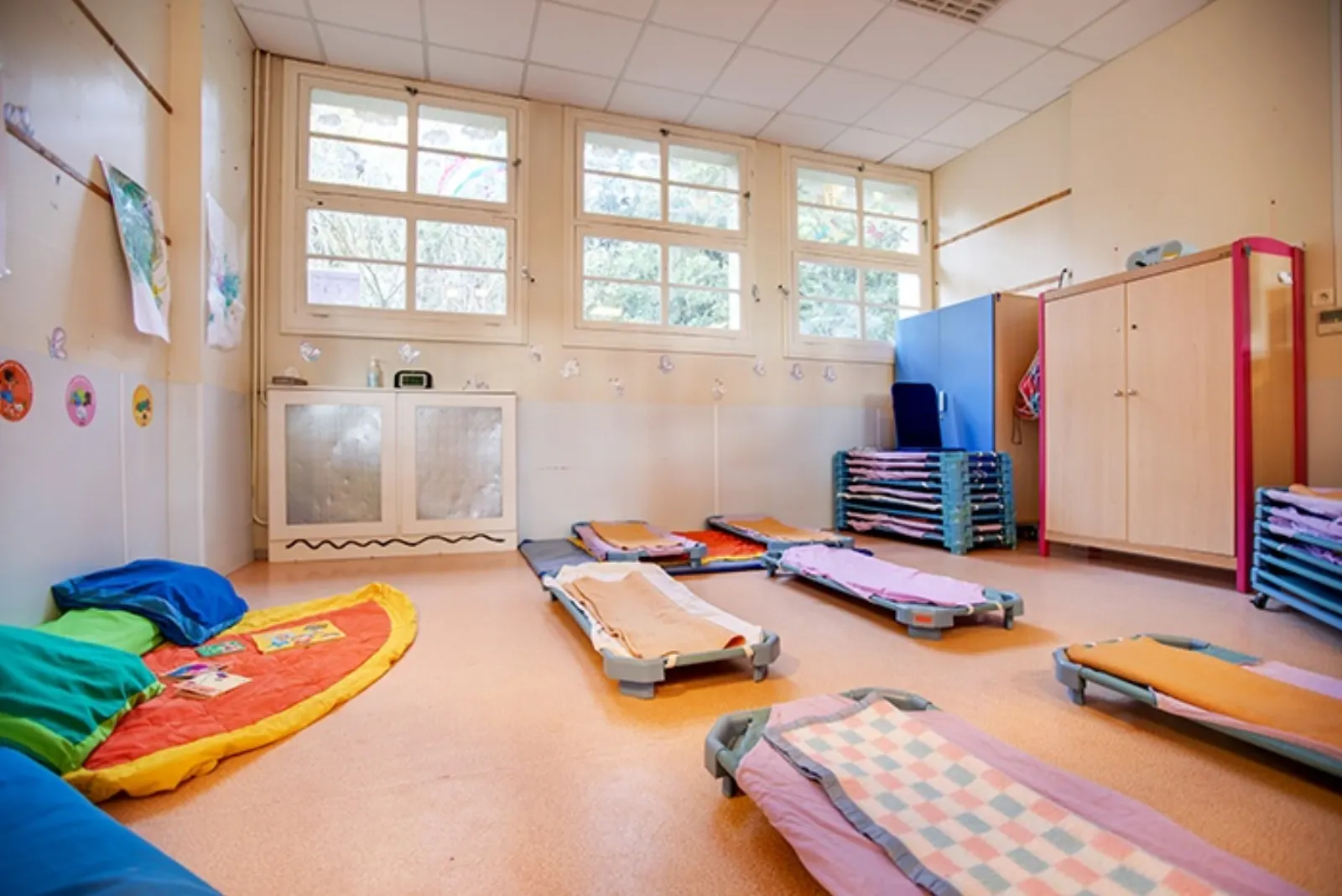 Dortoir et espace de sieste à la crèche Pin d'Épices, Aix-en-Provence