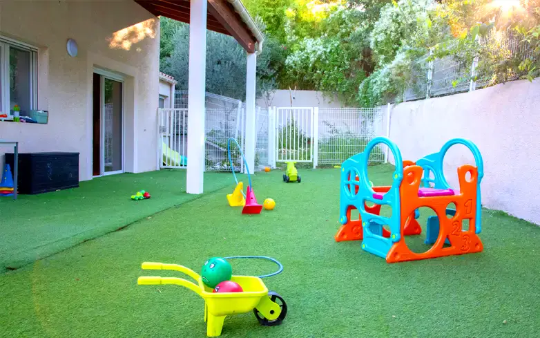 Jardin extérieur de 200 m² avec structure de jeux à la micro-crèche Les PéquéLez