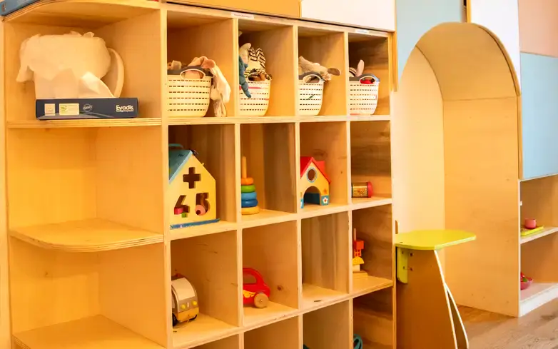 Étagères de rangement des jeux et jouets à la micro-crèche Les PéquéLez