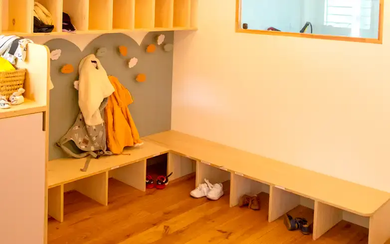 Espace vestiaire aménagé pour les affaires des enfants à la micro-crèche Les PéquéLez
