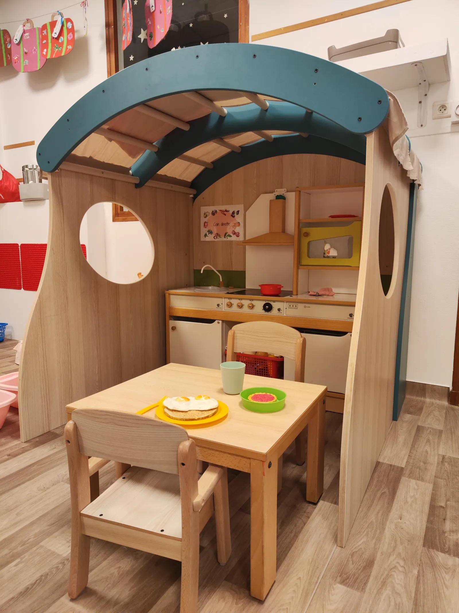 Coin dinette et jeux d'imitation à la crèche Tipi, Aix-en-Provence