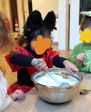 Atelier cuisine de gaufres pour Mardi Gras à la micro-crèche de Rambouillet
