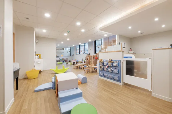 Salle de jeux avec modules en mousse à la micro-crèche de Rambouillet