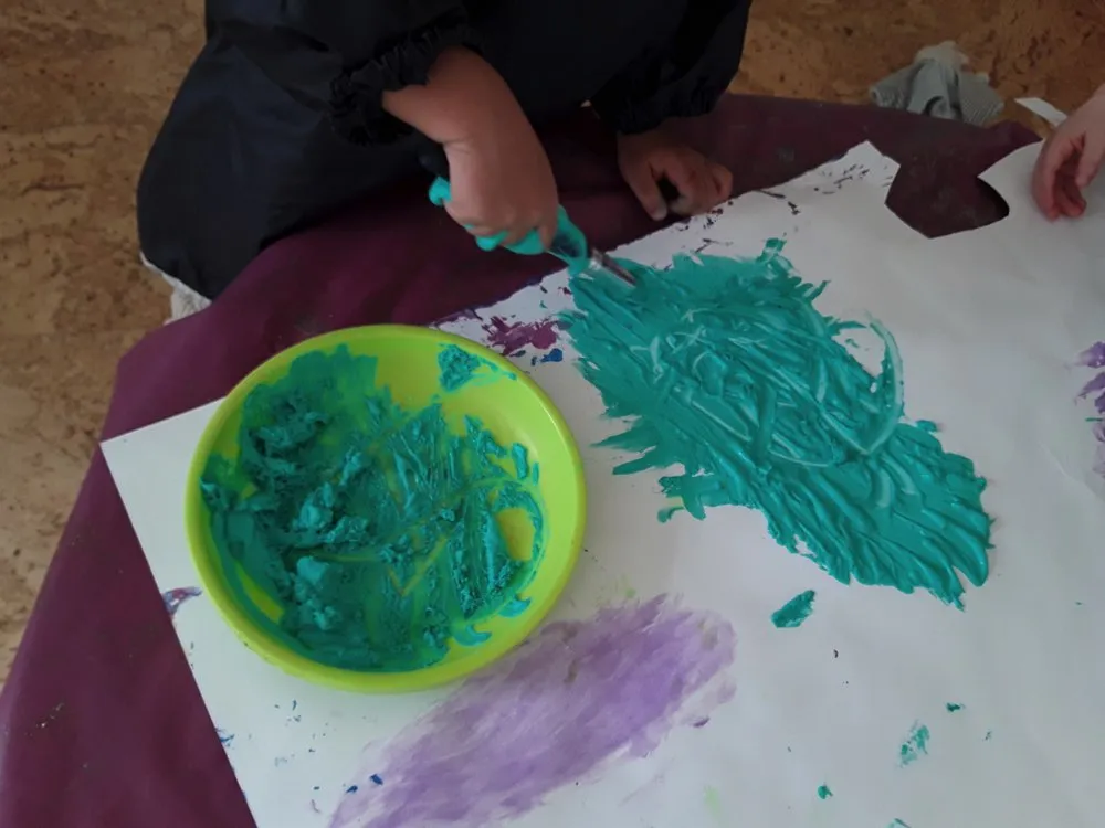 Atelier peinture à la micro-crèche Le Tipi des Mayas à Mézy-sur-Seine