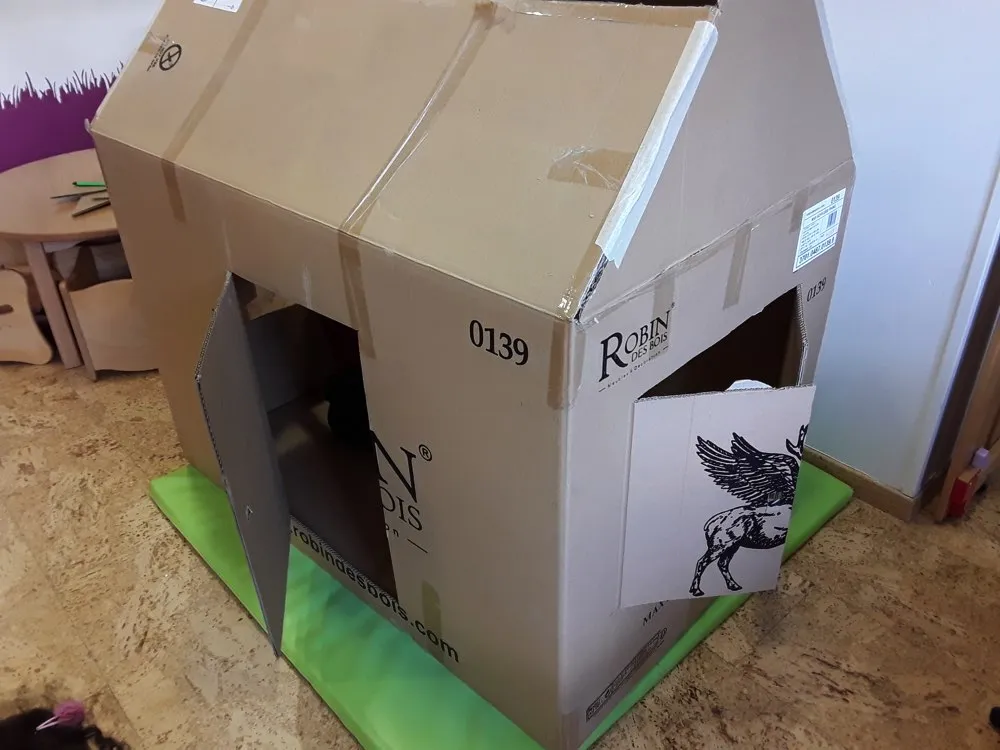 Cabane en carton dans la salle de jeux du Tipi des Mayas à Mézy-sur-Seine